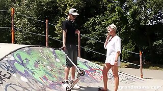 Kuuma vanha tatuoitu slut vitun kova nuori rullalautailija
