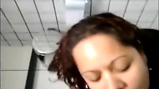1fuckdatecom Bbw suckin dick in the bathroom