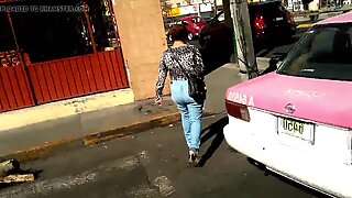 UNA MADURA CON JEANS APRETADOS HASTA EL CULO