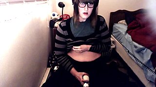 Webcam slut needs a cock but a uses a toy