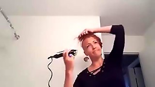 Mom shaves her head