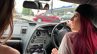 Wanita super-nakal berbohong di atas sebuah supra